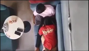 Quay lén người tình mút bú cho con ghệ nơi công cộng