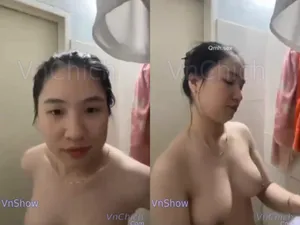 Gái vú ngon, vừa call với người tình vừa tắm
