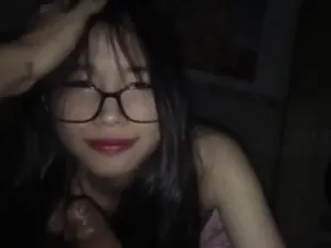 Người vợ đi ca đêm, lẻn sang trọ để em học sinh kính cận liếm cu