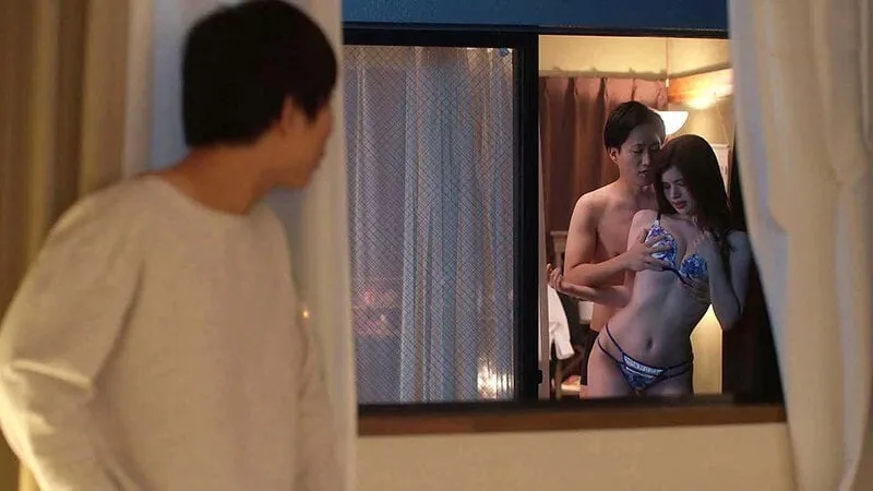 Nhìn chị nhà kề bên trả bài của quý đêm