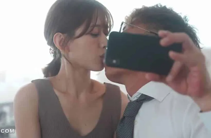 Thấy bà xã hơi lạ, chồng yêu xem điện thoại cô vợ và thấy cảnh nắc với tiền bối của mình