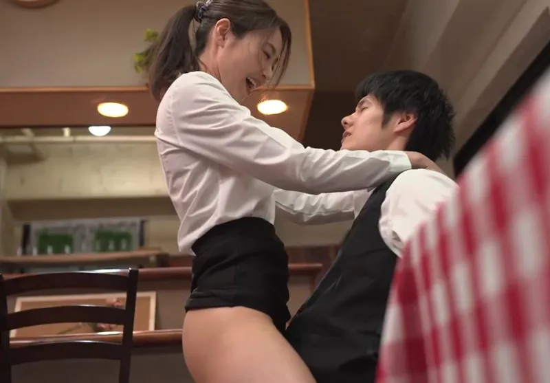Cậu trai trẻ phang cô đồng nghiệp có chồng yêu nhưng chồng yêu “yếu”