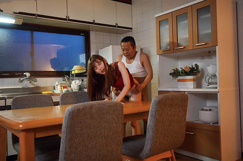 Con gái bị gã chồng mới của mẹ chịch mỗi ngày, cho dù đã có người yêu